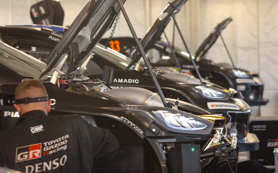 白熱のWRCラリージャパン、オジエが首位死守、勝田が肉薄！人気のサービスパークに歓声が響く