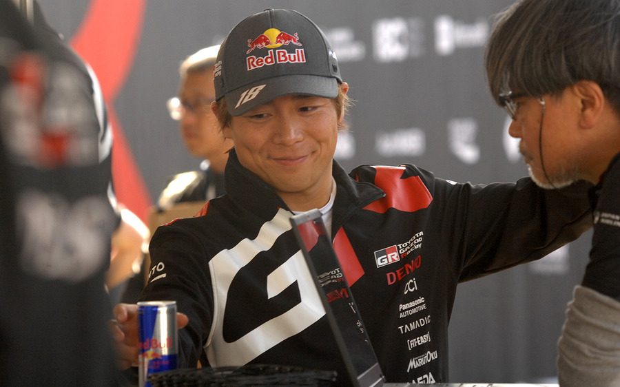 白熱のWRCラリージャパン、オジエが首位死守、勝田が肉薄！人気のサービスパークに歓声が響く