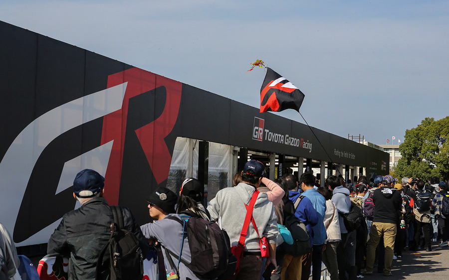 白熱のWRCラリージャパン、オジエが首位死守、勝田が肉薄！人気のサービスパークに歓声が響く