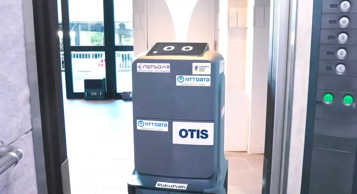 ロボットが自律的にエレベーターを呼び搬送作業 福岡市の集合住宅で日本オーチスが実証プロジェクト 画像