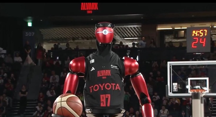 トヨタ最新AIバスケロボ「CUE7」が試合会場を沸かす｜アルバルク東京選手を参考にした動作を披露 画像