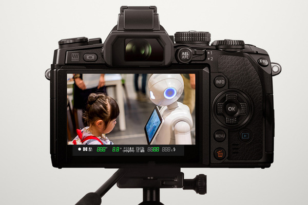 ロボットのいる風景 「Girl meets Robot」 ロボスタ カメラ部 画像