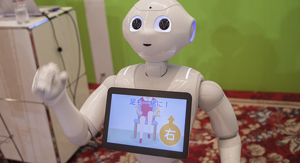 【SoftBank World 2016 徹底レポート(3)】 高齢者向けのPepperで健康体操アプリ「りつこ式レクササイズ」フューブライト 画像