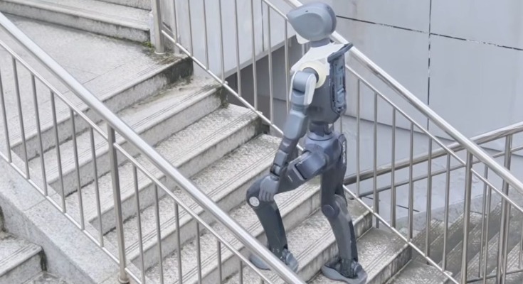 ヒューマノイド「DR02」が屋外階段を安定した足取りで上りきる映像を公開 DEEP Robotics 画像