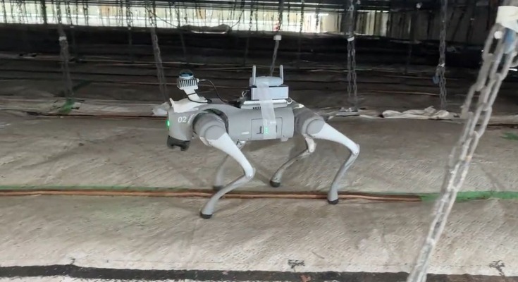 吊り足場上で四足歩行ロボットの歩行AIによる自律歩行を実証、障害物回避から引っかかりの自律解消まで確認 オリエンタル白石・燈 画像