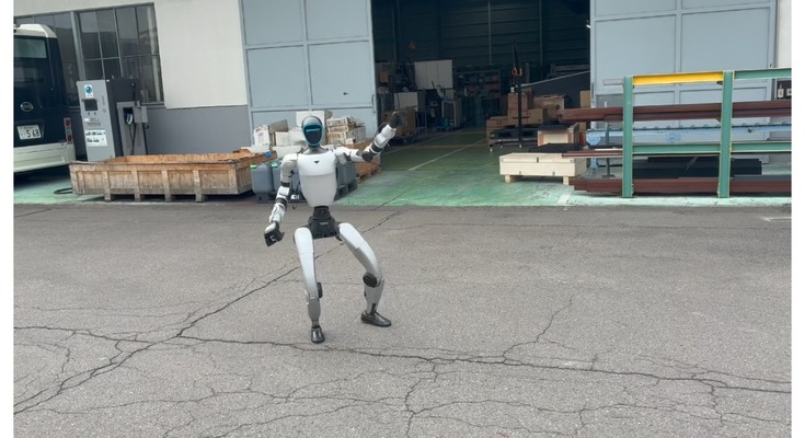 新卒として迎えるヒューマノイド「宮澤ノア」の実機がカクイチに到着 社員の前で動作をお披露目、自律行動はこれから 画像
