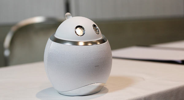 シャープが家電の人工知能化スマートホーム「AIoT」に向けて新しい会話ロボット「ホームアシスタント」を発表 画像