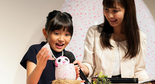タカラトミーの新感覚ペット型ロボット玩具「うまれて!ウーモ」発売!! タマゴが孵化する感動と成長する喜びを体験 画像