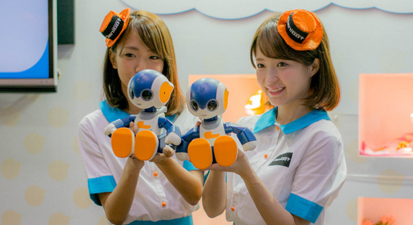 【Japan Robot Week 2016 レポートvol.1】女子にも人気の「ロビジュニア」の新型が発表、新しいカラーリングで機能も充実 画像