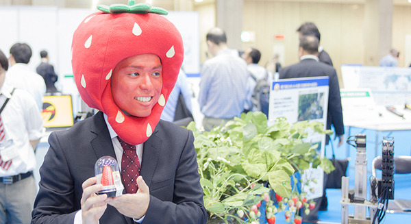 【Japan Robot Week 2016 レポートvol.4】ロボット大賞の授賞ロボットがズラリ　災害時に活躍した大型ドローンやイチゴ収穫ロボットも 画像
