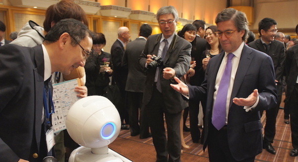 米州開発銀行 (IDB)主催の「日本・中南米ビジネスフォーラム」レセプションで日本のロボットがお出迎え 画像