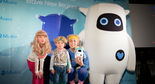 英語学習ロボット「Musio」の記者発表会にりゅうちぇるが登場！ 「持って帰ってペコと英語勉強したい」 画像