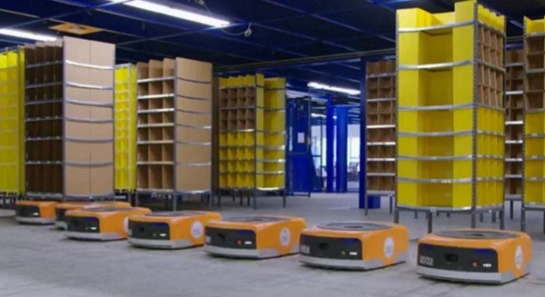 Amazonが「Amazon Robotics」を国内で初導入、棚入れ・棚出し工程の効率化へ 画像