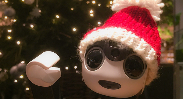 ロボホンに「ツイッター」連携と自己紹介アプリが追加、クリスマスソングでダンシング? 更に逆立ちも? 画像