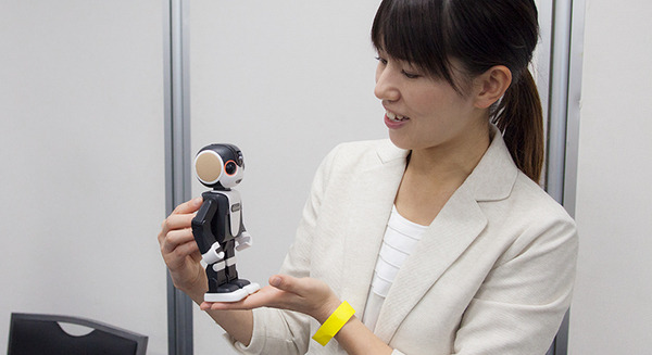 シャープのブースでロボホンを展示 歌やダンスを披露して来場者を和ませる RPF#009展示コーナーレポート 画像