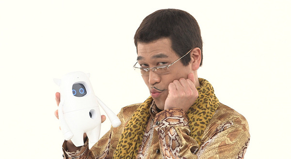 「Musio × ピコ太郎」の動画が公開! Musioのおかげで「PPAP」の発音がネイティブに 画像