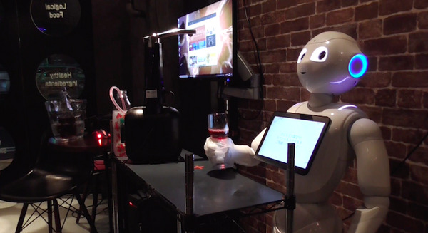 Pepperがバーテンダーになってワインを注ぐ！ 本物のバーで実証実験を実施 画像
