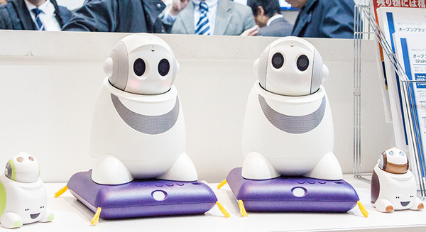 NECが「PaPeRo i」を展示　約90社の開発パートナーと協働で掛け合い漫才、見守り、サイネージ連携などを披露 画像