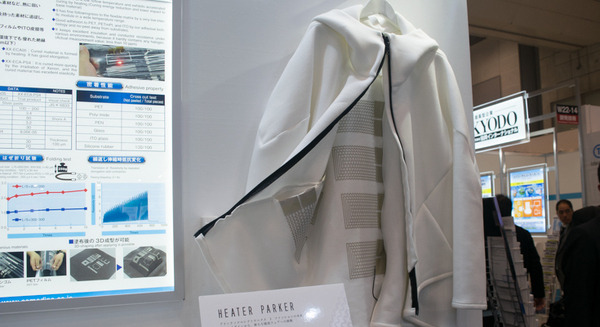 【ウェアラブルEXPO】セメダインの「暖房付きパーカー」は体を約30℃に暖めてくれる 画像