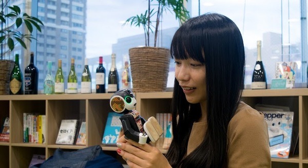 26歳の私が20万円もする「ロボホン」を購入した理由 画像