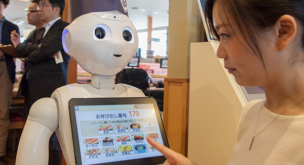 はま寿司にPepperが入社　来店顧客をスタッフに代わって受付、空いた席に案内 画像