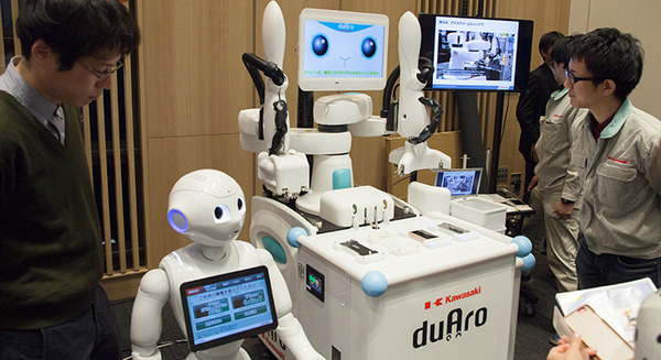 Pepperが双腕ロボットと連携し、スマホの液晶フィルムを貼り替え「Pepper World 2017」で展示　 画像