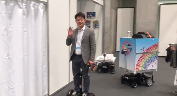 移動販売の歴史が変わる？自動追従ロボット「iCarriage（アイキャレッジ）」 画像