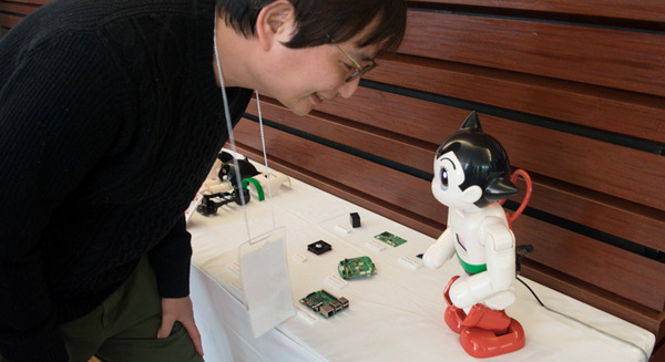【速報】自然対話可能な「鉄腕アトム」の家庭用ロボットがパートワークで今年4月に発売！ 全70号で完成は2018年9月、総額は？ 画像