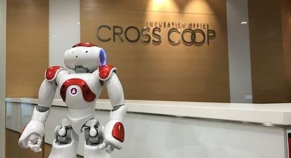 レンタルオフィスのCROSSCOOP SINGAPORE、 受付業務省力化に向けてNAOを使った実験開始 画像