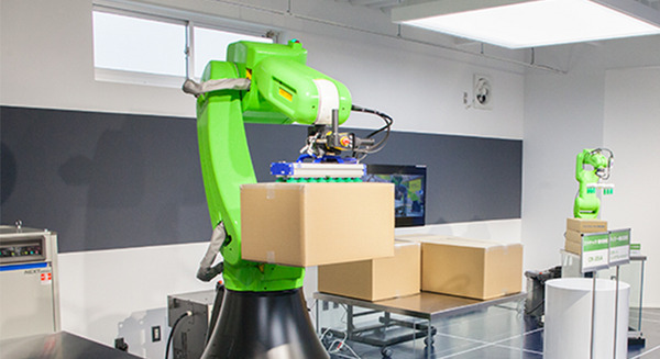 ファナック製協働ロボットとロボットハンドのセットレンタルが4月3日開始！ 月額約20万円、導入前の検証用に 画像