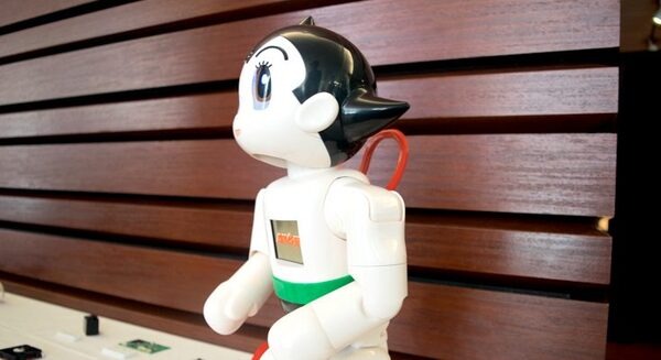 ロボット「ATOM」の声は、アニメでアトム演じた声優・津村まことさんの音声合成 画像