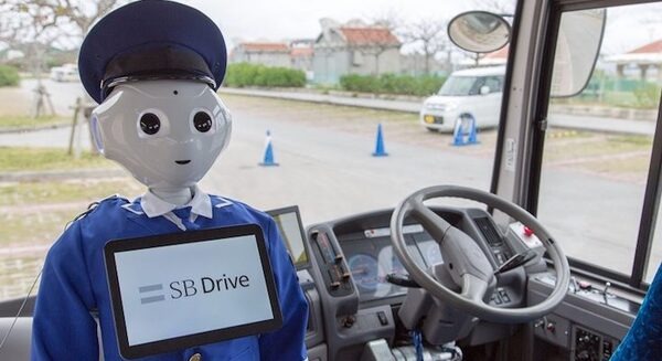 ソフトバンクグループの自動運転会社「SBドライブ」、沖縄で自動運転バスの試乗会を開催！ 車掌は「Pepper」 画像