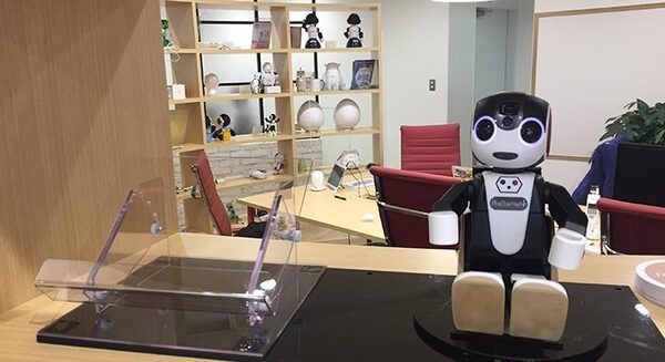 【RoBoHoN】ロボホン専用の「盗難防止台」をためしてみた！ 画像