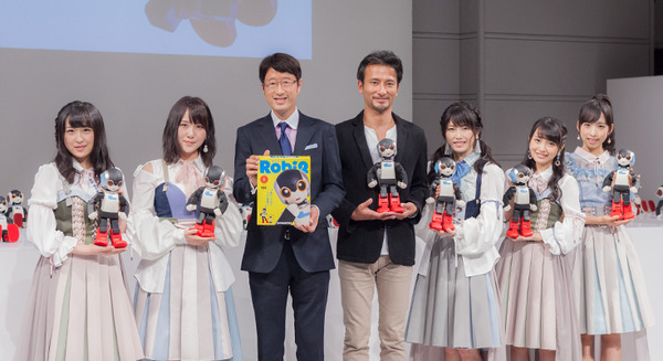 週刊ロビ2創刊記念イベントで「Robi48」と「AKB48」(横山由依、向井地美音、小栗有以、川本紗矢、高橋朱里)がダンスでコラボ!ロビ2は電動立ち乗り二輪車で登場 画像