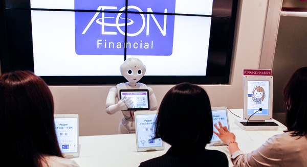 Pepperが3名同時に窓口対応、IBM Watsonが質問回答。ロボット化を進めるイオンカードの狙いと未来像 画像