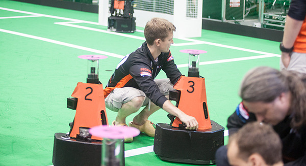 強豪同士の対戦に会場が沸いたロボカップサッカー中型リーグ、ロボットのカメラが天井に向けて設置されている理由 画像