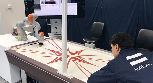 【ロボットでエアホッケー】ソフトバンクが5G通信を使って超低遅延でロボットを遠隔制御するデモを公開 画像