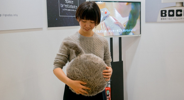 ユカイ工学の「猫のようなしっぽ」を持つクッション型ロボット「Qoobo（クーボ）」実機レビュー【CEATEC JAPAN 2017】 画像