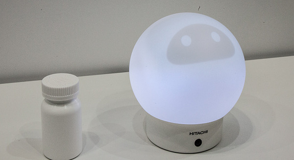 日立が高齢者に寄り添う電球型のコミュニケーションロボットを展示、ノンバーバルによるココロの触れあいも重視 画像