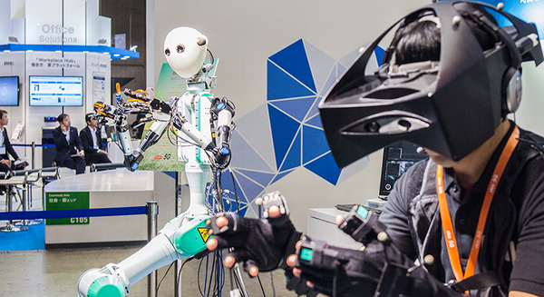 KDDIがモノの感触を体験できる遠隔操作ロボット「テレイグジスタンス」を出展、実用化は来年春を目指す 画像