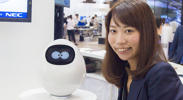 NECがタマゴ型ロボット「TAPIA」2台で声認証技術をデモ展示！声認証はロボットやスマートスピーカーで重要な技術に 画像