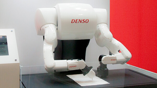【美しいフォルム】DENSO「東ロボ手くん」は温かさを感じる回答代筆ロボットアーム 画像