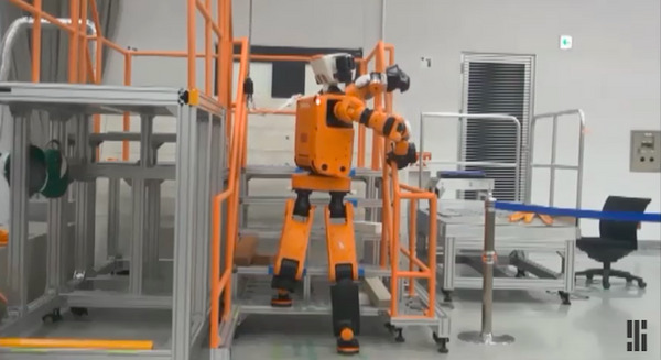 ホンダが二足歩行のヒューマノイド型災害救助ロボット「E2-DR」のプロトタイプを発表 画像