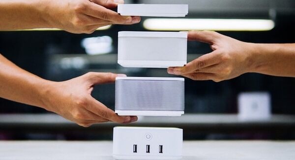 スマホのワイヤレス充電＋ライト＋スピーカー＋電源などモジュールを自由に組み合わせできる「Freecube」登場！ 画像