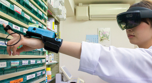 【医療ICTにMR活用】薬の保管場所をメガネ型端末が誘導！ホロレンズで調剤業務を効率化、ミスを防ぐ「調剤薬局支援システム」、シャンティが開発 画像
