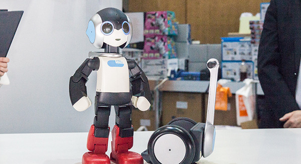 国際ロボット展開幕!ロビ2がバランス操作でロビライドに乗ったり、Sotaがダンスするパフォーマンスを披露!ヴイストン展示ブース 画像