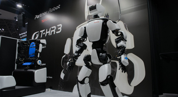 【動画あり】トヨタの最新人型ロボット、国際ロボット展でデモ披露 「動きなめらか」「バランス良し」「遅延なし」 画像