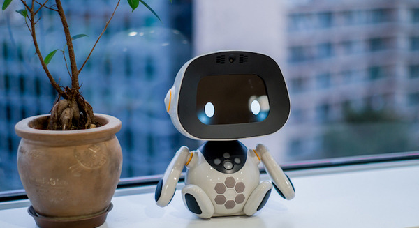 ロボット「unibo（ユニボ）」の家庭向けモデルが先行販売。個人の趣味嗜好を学習するパートナーロボット 画像