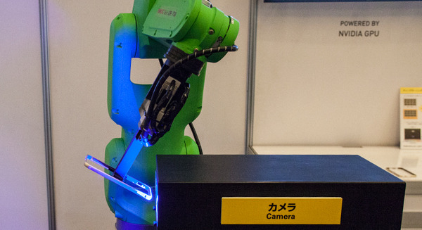 ディープラーニングを使った表面キズ検査用協働ロボットをファナックとPFNが共同開発 画像