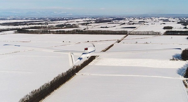 まるで海外ドラマ！固定翼ドローンが広大な農地を空撮、スマート農業デバイスと連携でAIが解析、ソフトバンクとオプティム 画像